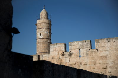 מגדל דוד - החומה התחילה באזור המצודה (מגדל דוד) משם ירדה החומה לאורך קו הרכס הדרומי של