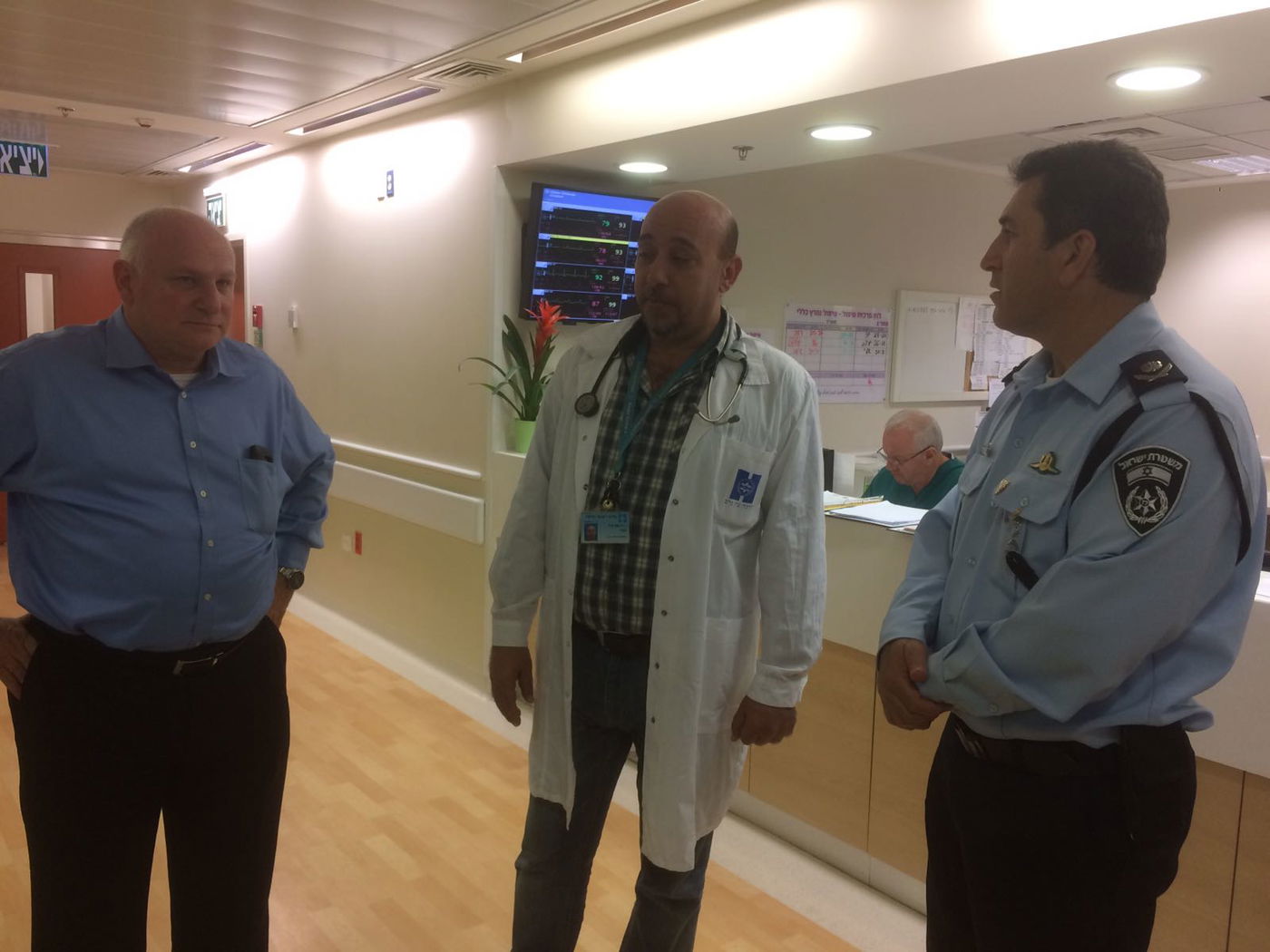 מפקד המחוז עם רופאיו של עמית