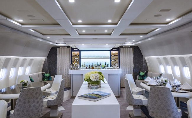 בר משקאות עשיר ושולחנות מרווחים