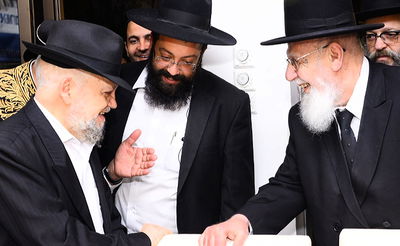 לחיצת יד ראשונה