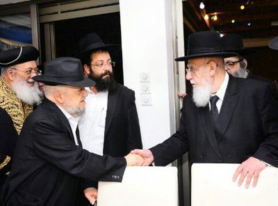 לחיצת היד הראשונה בין הגר"ש כהן והגר"מ מאזוז