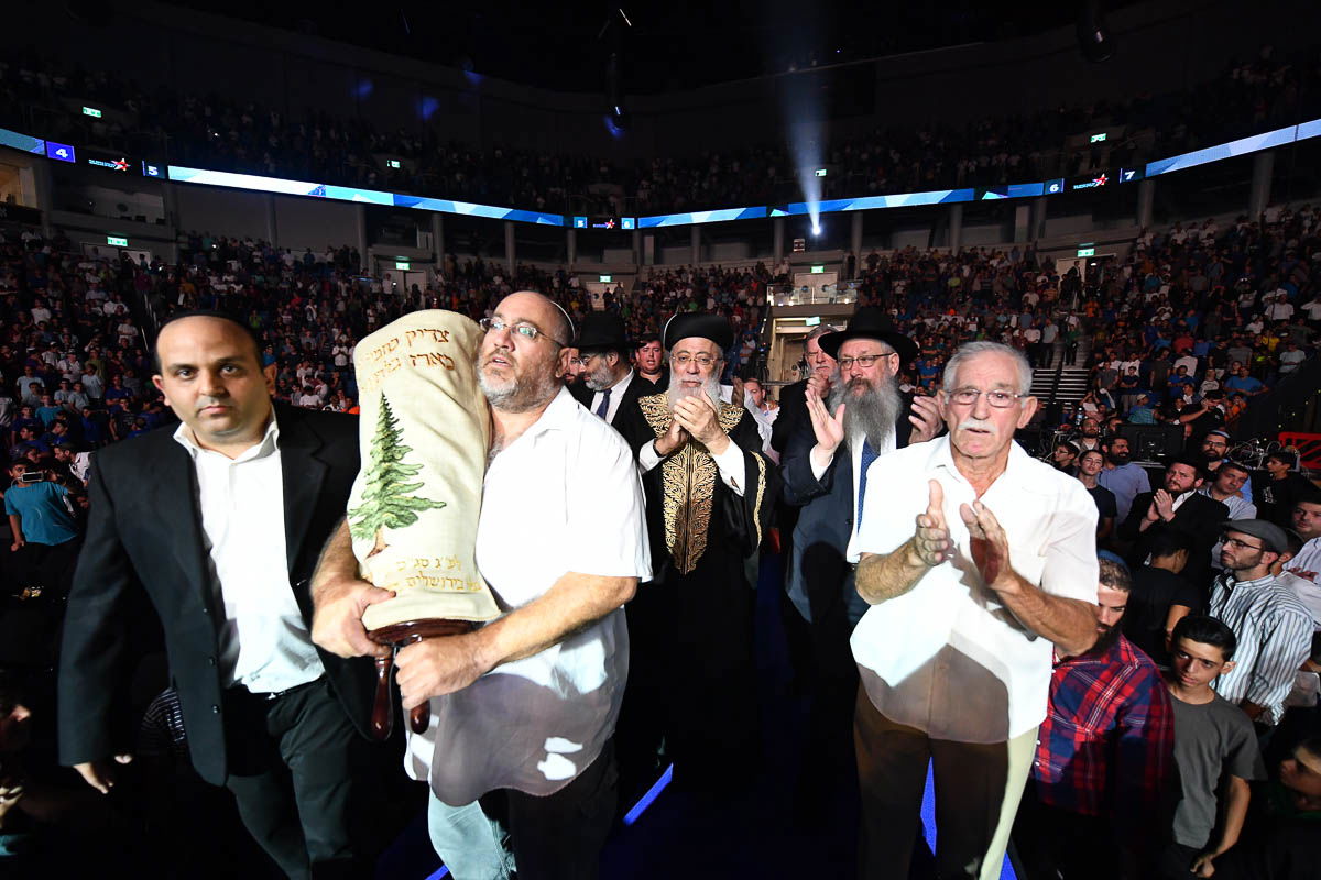 אלפי בני נוער סיימו את הרמב"ם • תיעוד