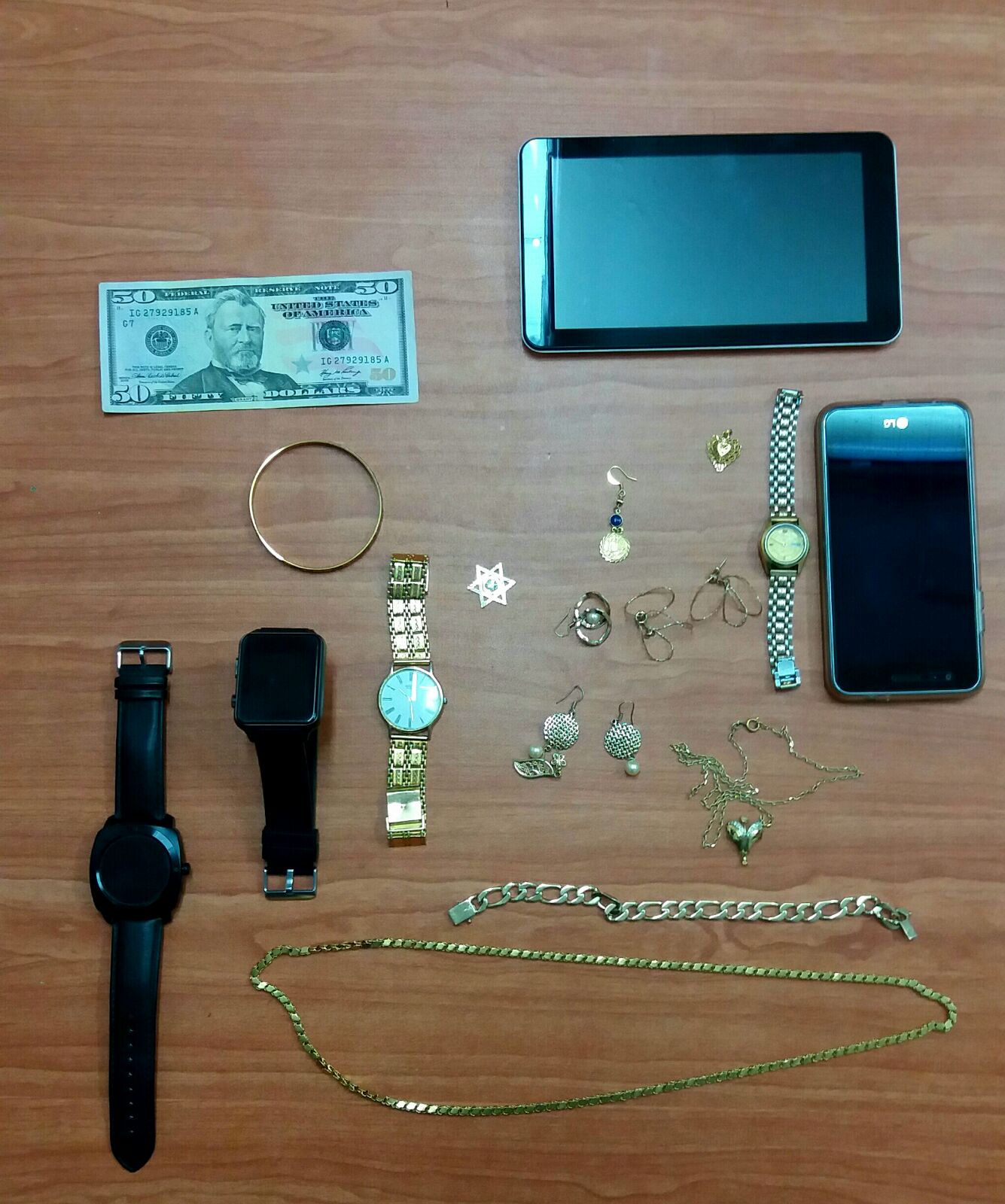 גנב כסף מזומן ותכשיט זהב מדירה ונתפס