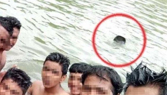 מחייכים - ולא יודעים שחברם טובע מאחוריהם