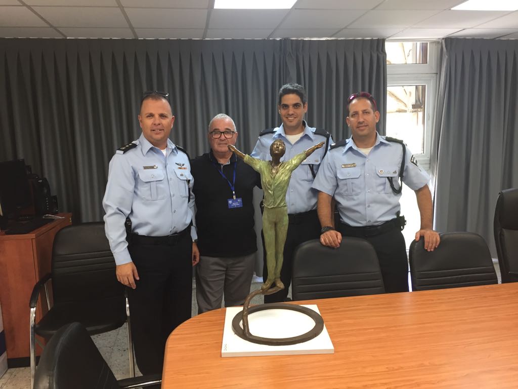 הבעלים עם הפסל שנגנב