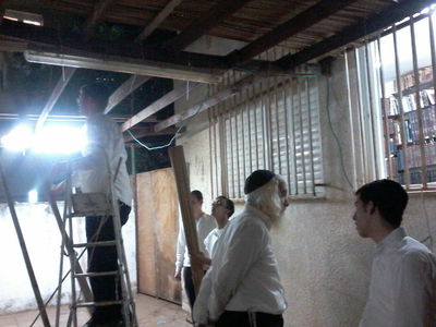 סגולה לזיווג: בניית סוכה עם ראש הישיבה