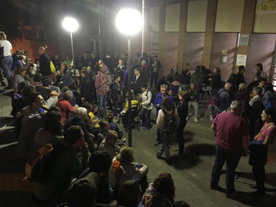 מפגינים קטלונים ממתינים הלילה ליד הקלפיות