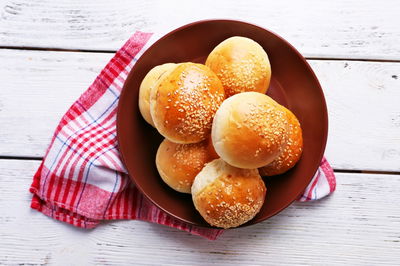 המילוי כבר בפנים. לחמניות ממולאות בגבינה וסלרי