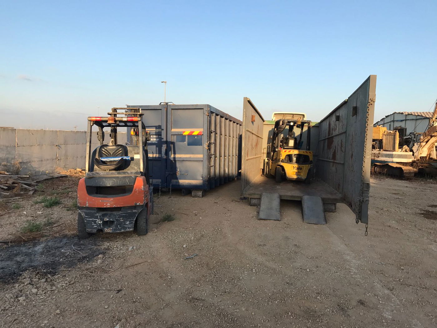 פרצו למחסן בראשל"צ, גנבו מלגזה ונלכדו