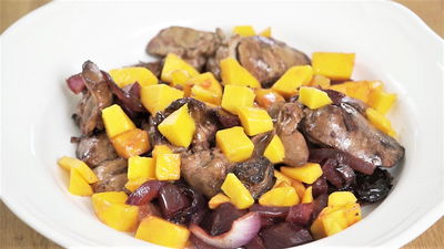 "קצת אחר". כבד עוף עם מנגו, שזיפים וסלק