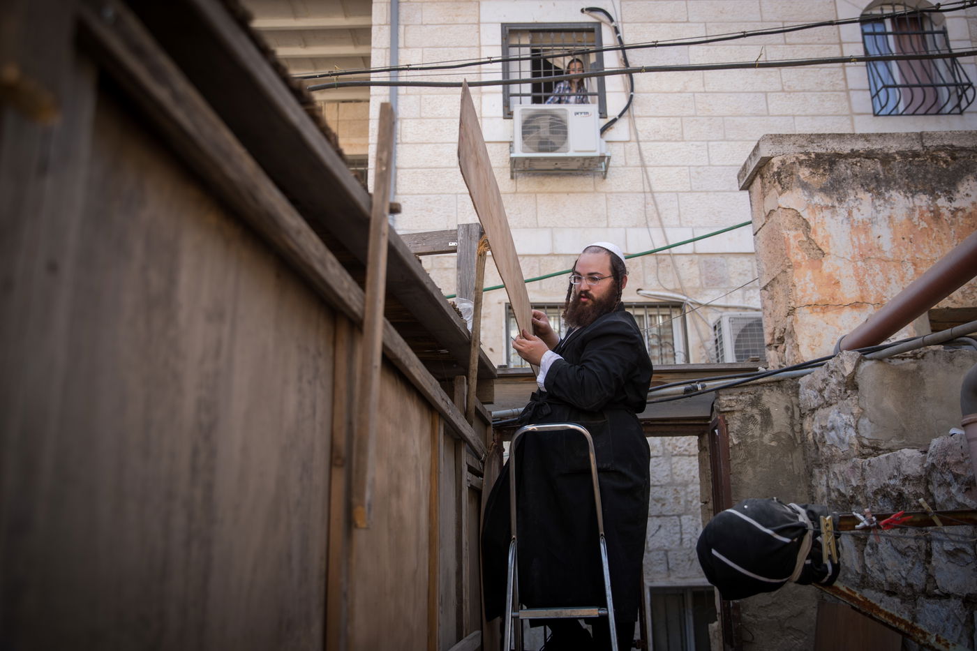 מאה שערים מתכוננת לחג הסוכות • גלריה