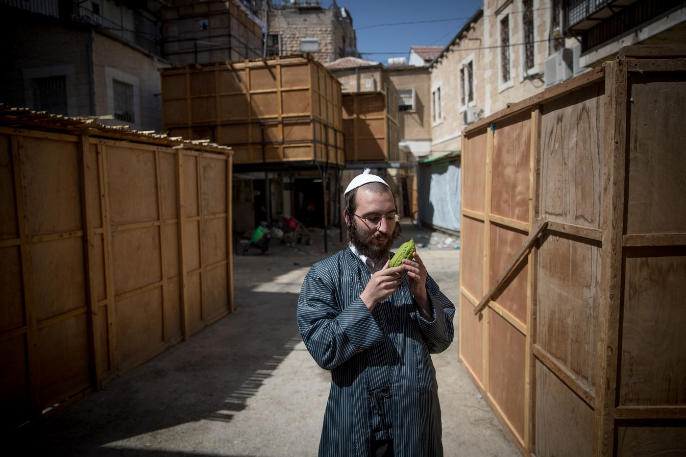 מאה שערים מתכוננת לחג הסוכות • גלריה