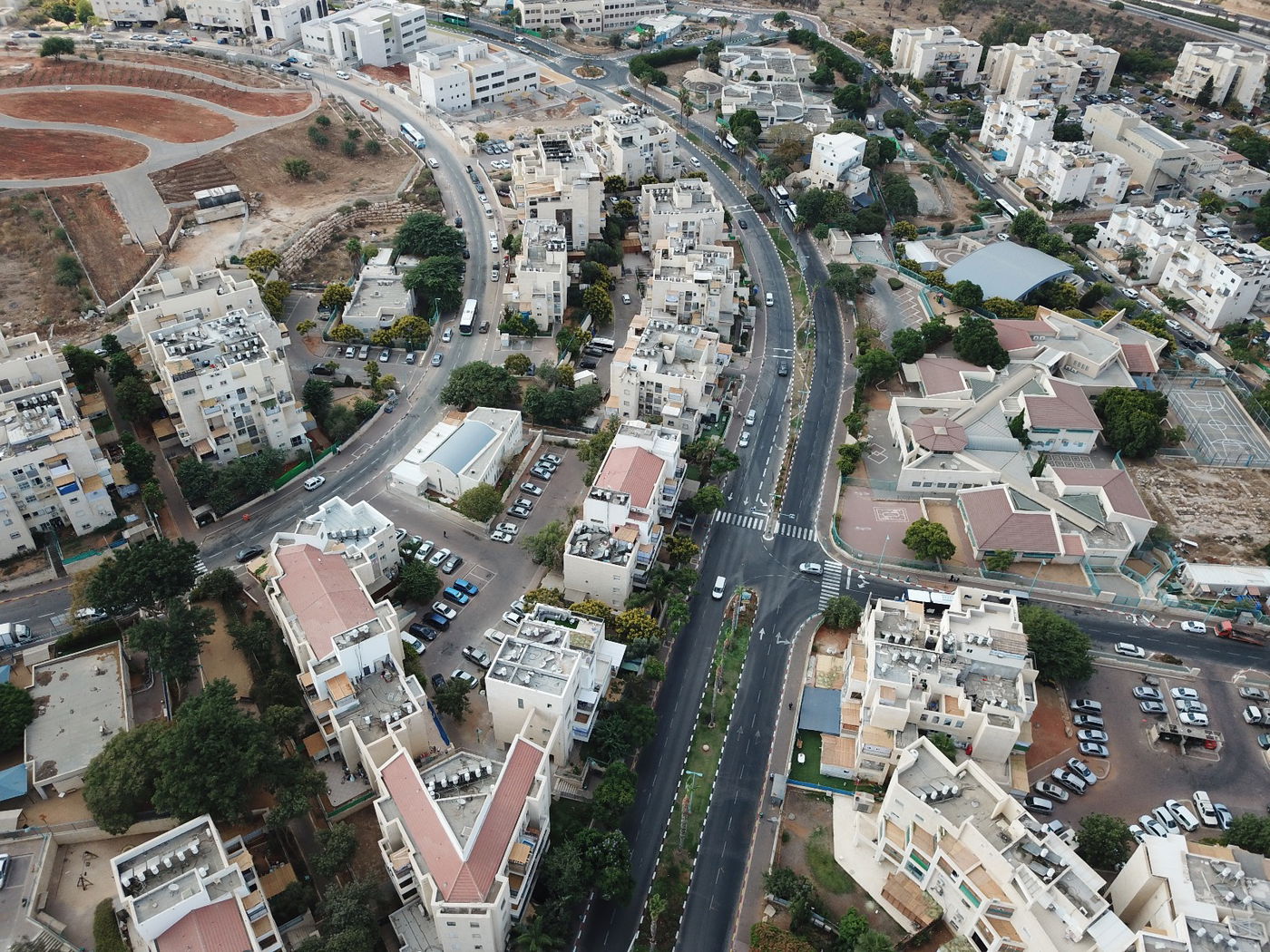 תיעוד מהאוויר: מאות סוכות בעיר אלעד. צפו
