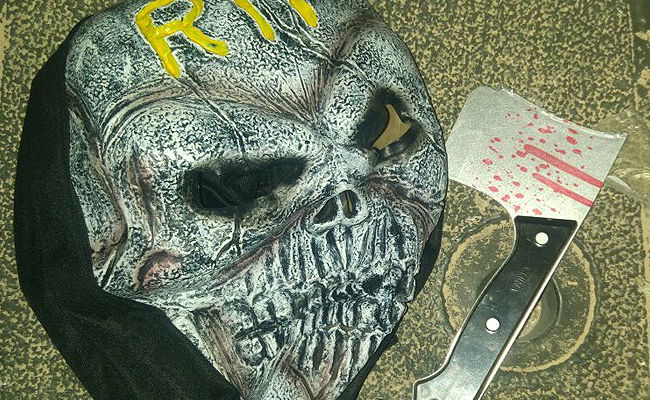 המסיכה וגרזן הפלסטיק שנתפסו