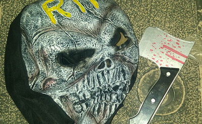 המסיכה וגרזן הפלסטיק שנתפסו