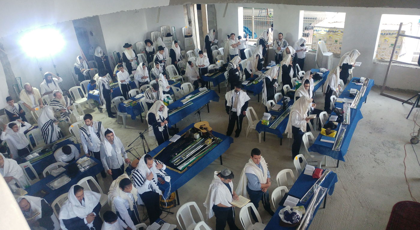 תפילת הלל המסורתית בבית כנסת צדיק המזוזות