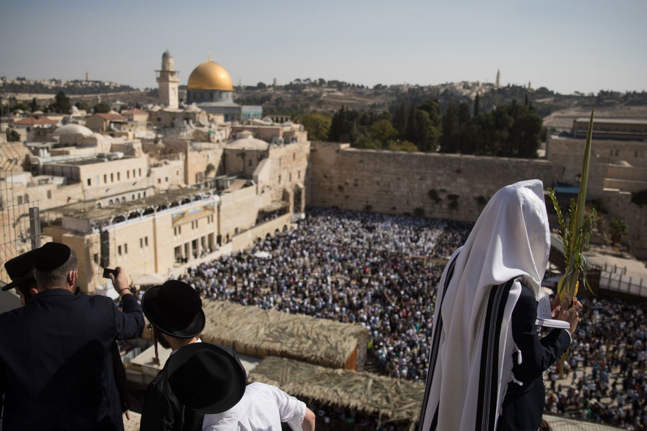 מרהיב: מעמד ברכת כהנים בכותל המערבי • צפו