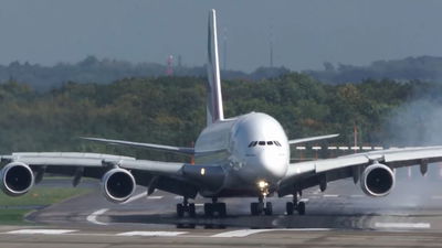 פחד: המטוס הענק החליק על המסלול בעת הנחיתה • צפו