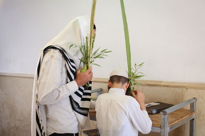 נטילת ארבעת המינים בציון הרשב"י במירון • צפו