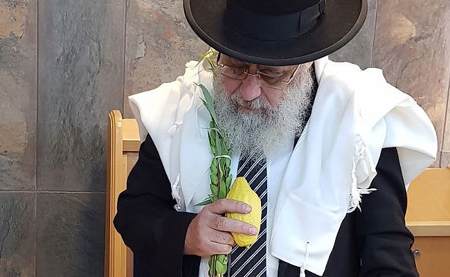 הראשון לציון הגאון רבי יצחק יוסף בנטילת ארבעת המינים