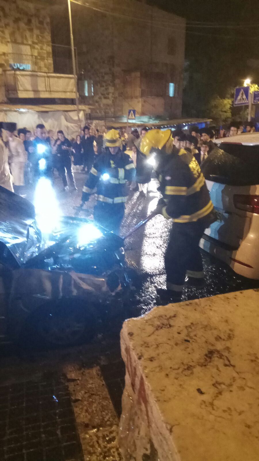 בהלה בבית ישראל: מכונית עלתה באש. צפו