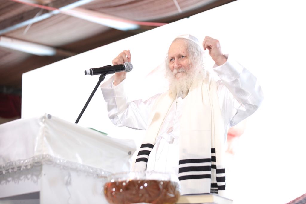 הזמר מוטי שטיינמץ שימח את הרב ברלנד - וזכה לקרבתו