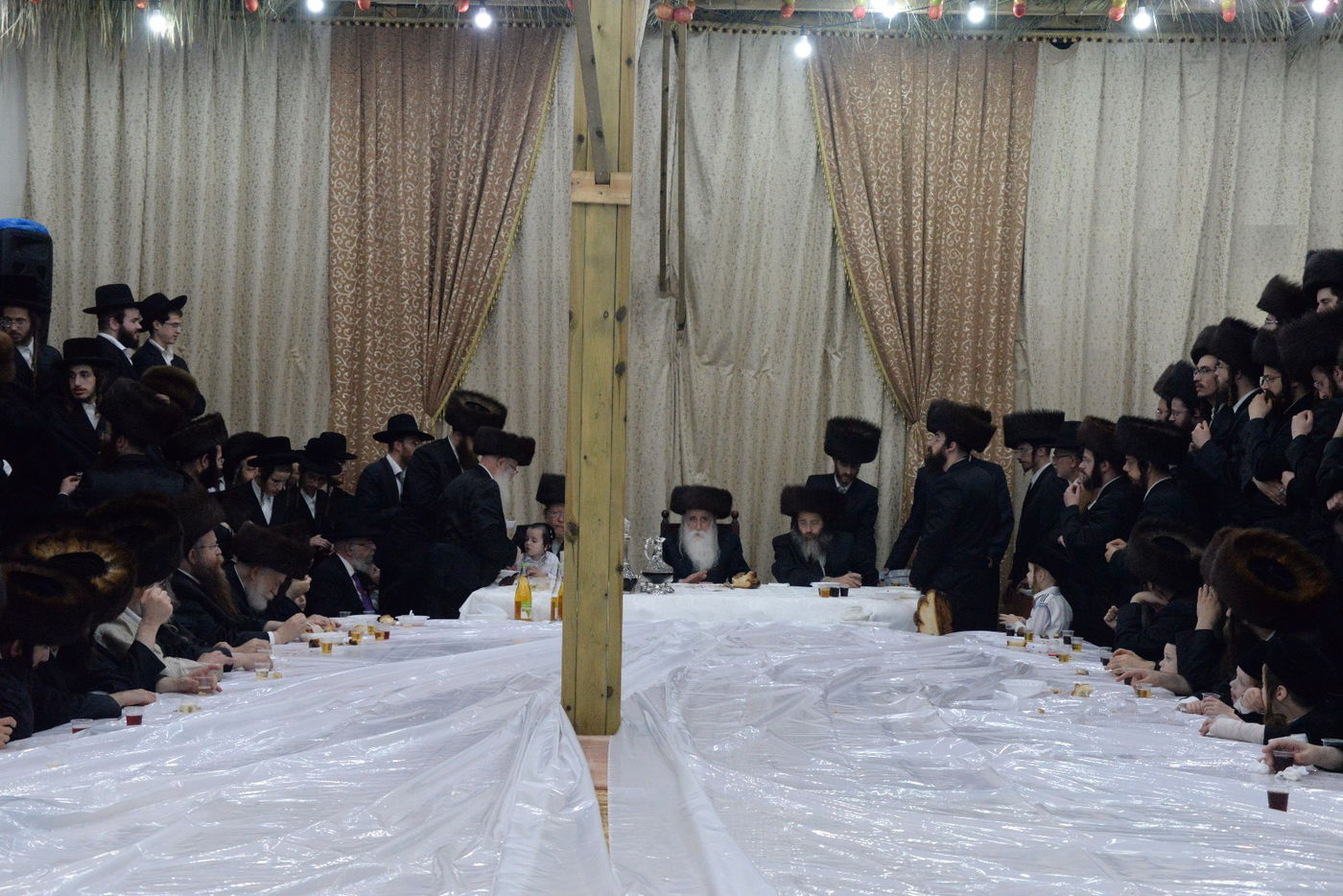 טיש אושפיזין דיוסף במכנובקא בעלזא • צפו