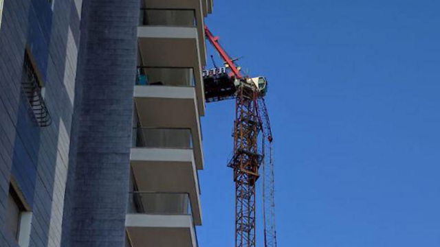 עגורן קרס - ועשרות פתח תקוואים פונו מבתיהם