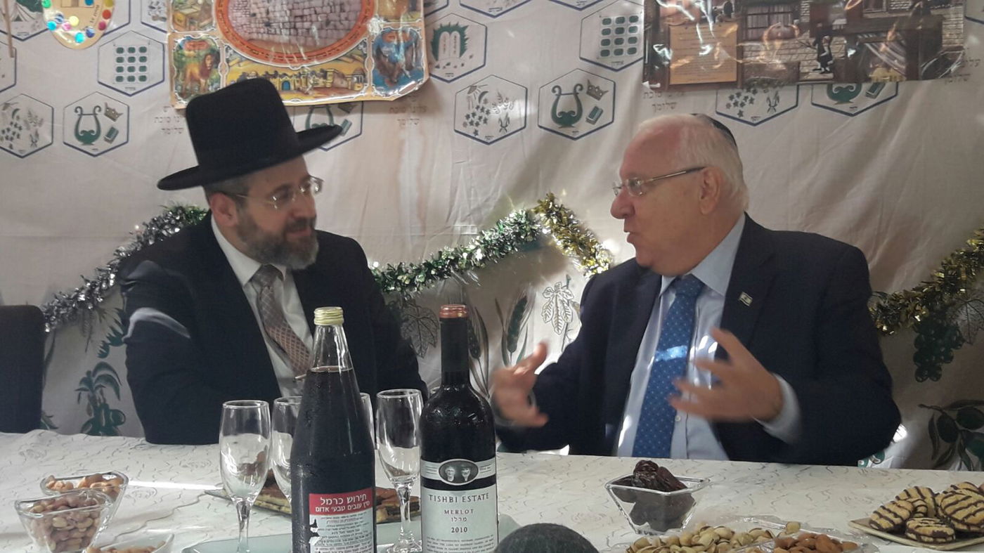 הרב הראשי הגר"ד לאו הזמין לסוכתו את מיכל סולומון