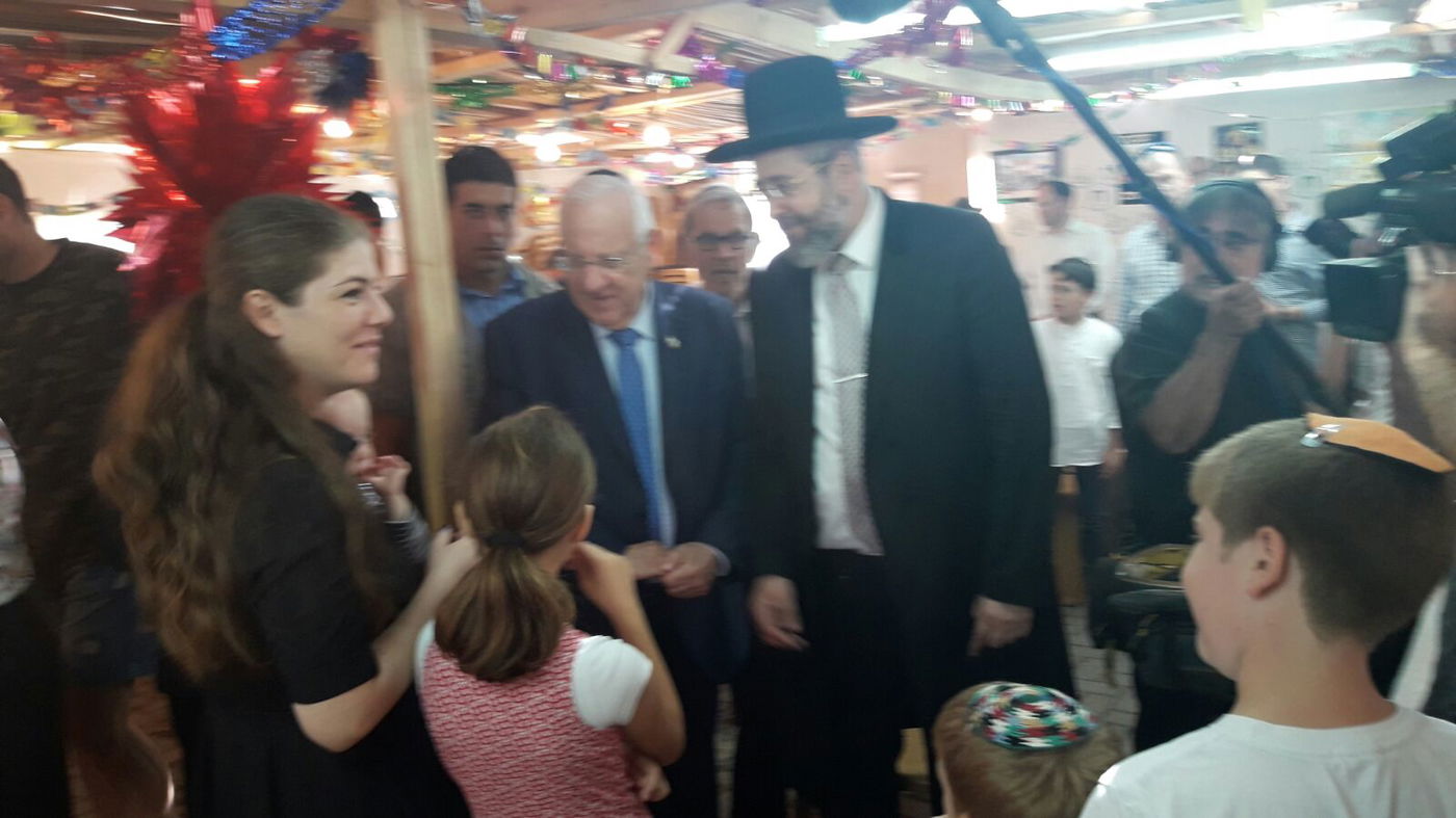 הרב הראשי הגר"ד לאו הזמין לסוכתו את מיכל סולומון