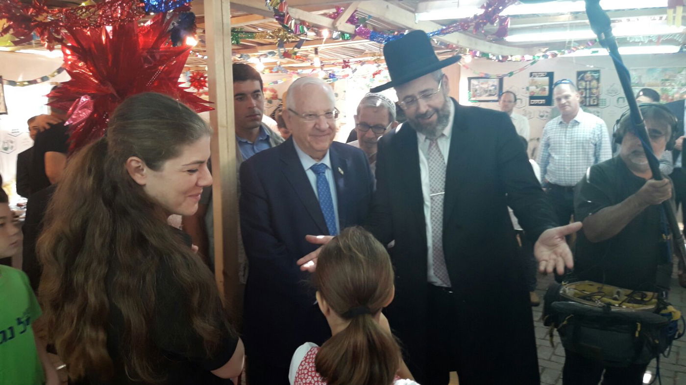 הרב הראשי הגר"ד לאו הזמין לסוכתו את מיכל סולומון