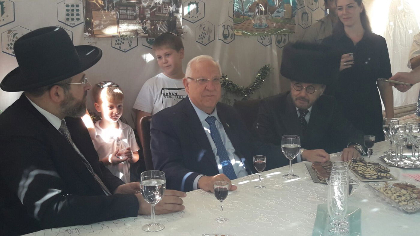 הרב הראשי הגר"ד לאו הזמין לסוכתו את מיכל סולומון