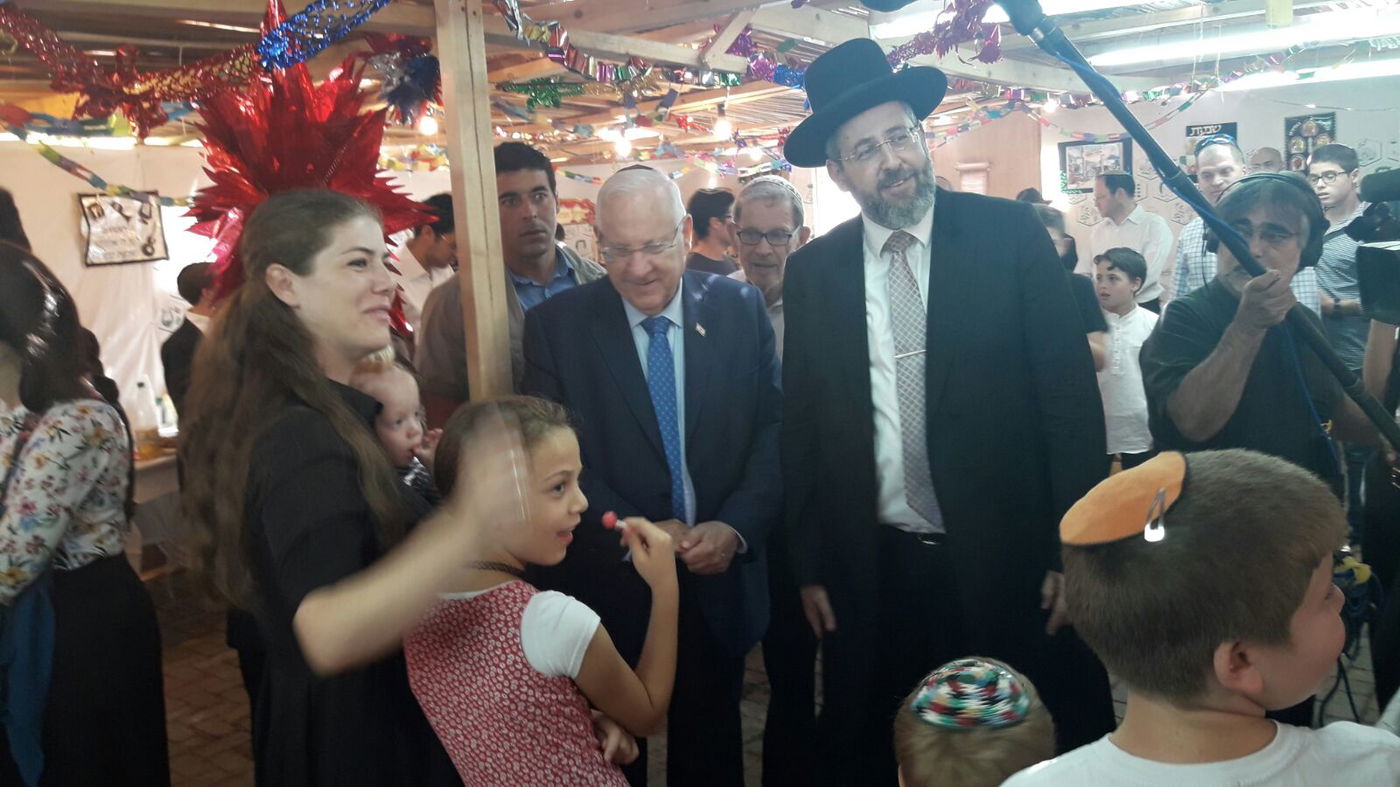 הרב הראשי הגר"ד לאו הזמין לסוכתו את מיכל סולומון