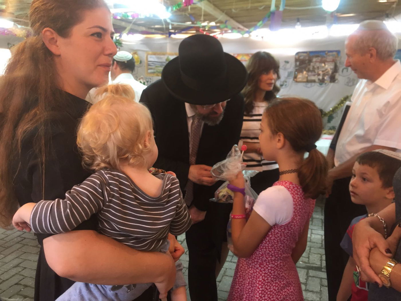 הרב הראשי הגר"ד לאו הזמין לסוכתו את מיכל סולומון