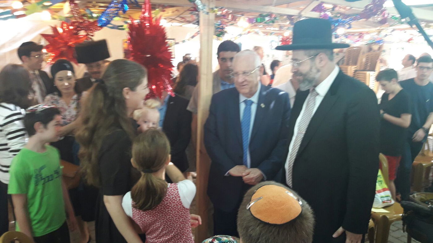 הרב הראשי הגר"ד לאו הזמין לסוכתו את מיכל סולומון