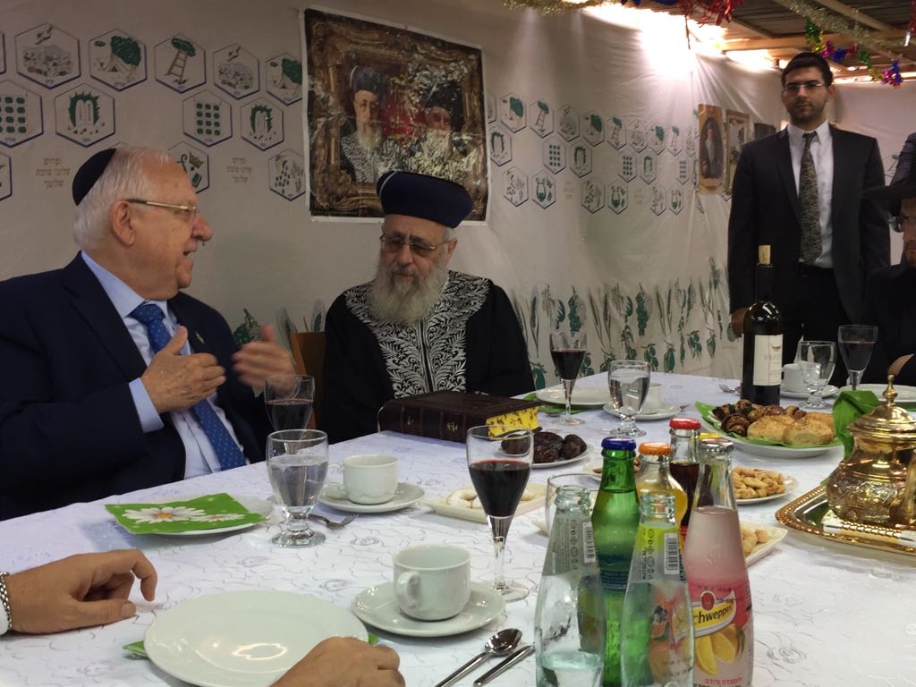 הרב הראשי הגר"ד לאו הזמין לסוכתו את מיכל סולומון