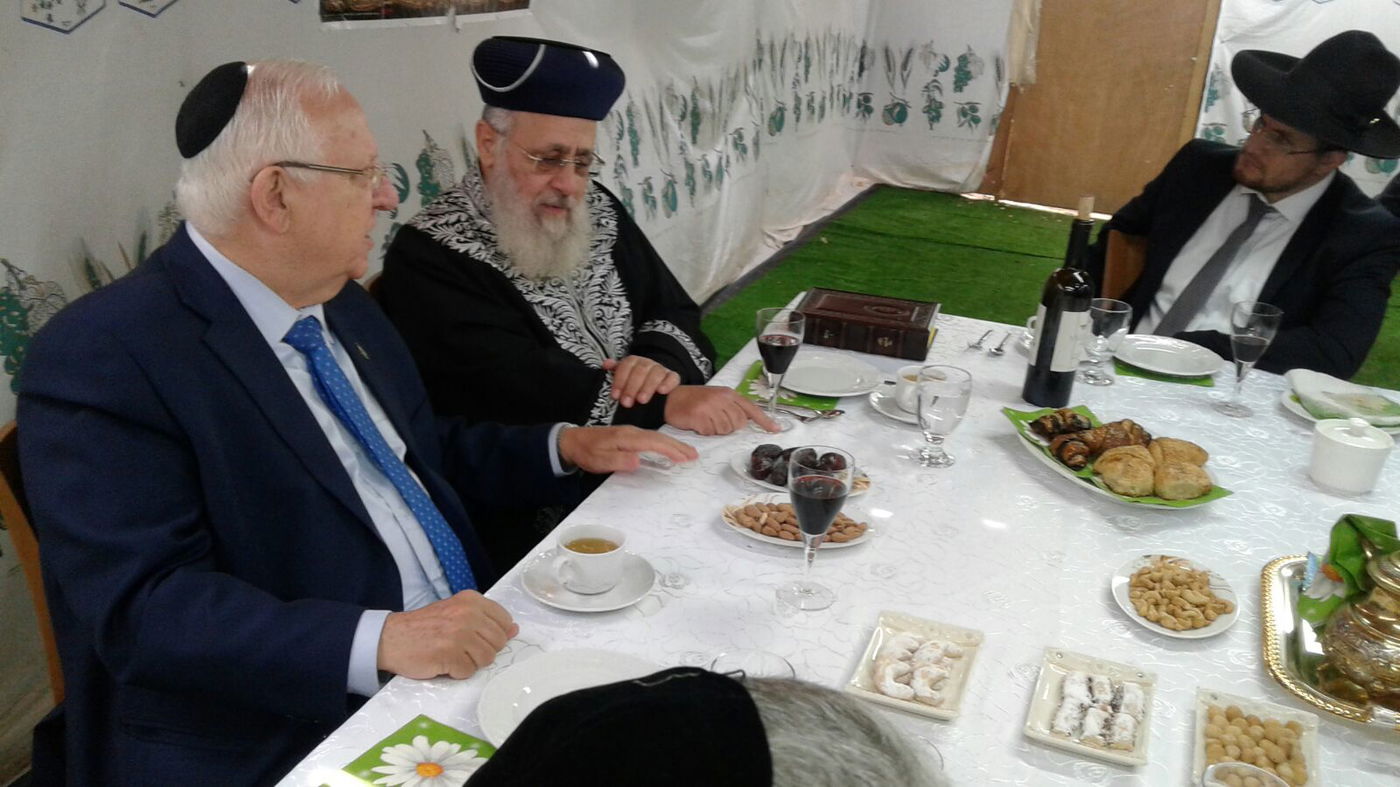 הרב הראשי הגר"ד לאו הזמין לסוכתו את מיכל סולומון