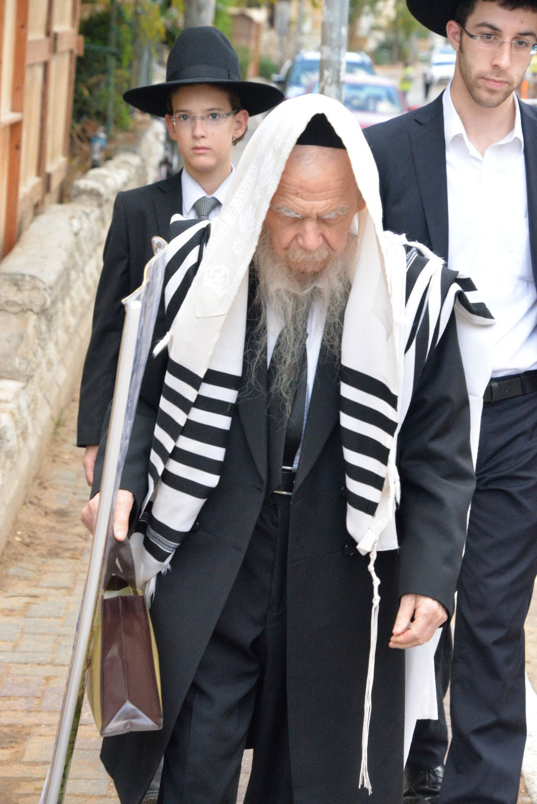 ראשי ישיבת פוניבז' בנטילת לולב • גלריה