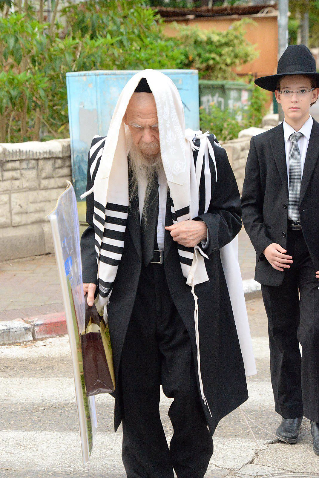 ראשי ישיבת פוניבז' בנטילת לולב • גלריה