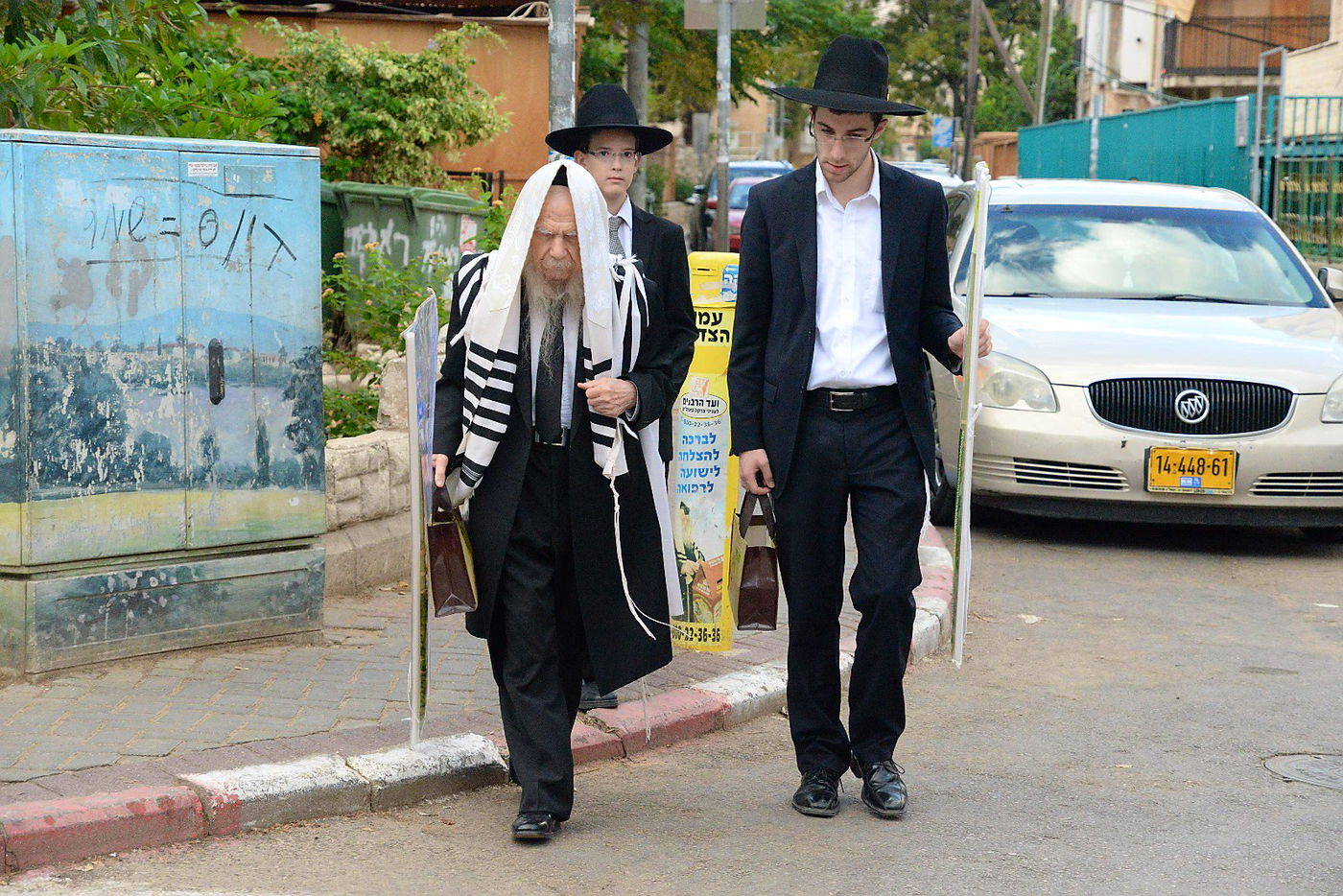 ראשי ישיבת פוניבז' בנטילת לולב • גלריה