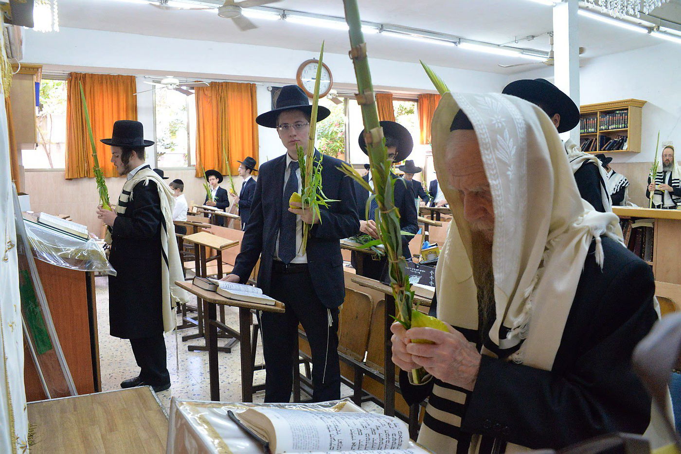 ראשי ישיבת פוניבז' בנטילת לולב • גלריה