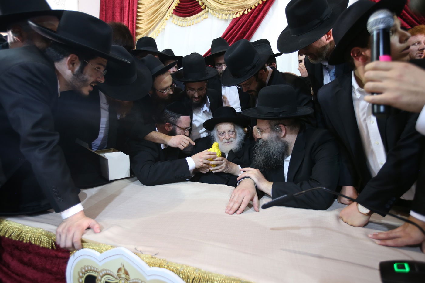 מאות אברכים חגגו, מרן הגר"ח קנייבסקי השתתף בשמחה