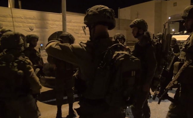 התדרוך לפני היציאה למעצר