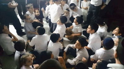 פתח תקווה: שירת הילדים בביהמ"ד "אבי עזרי" • צפו