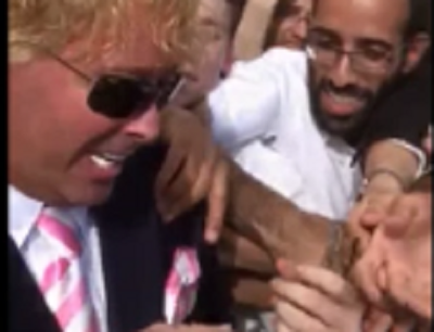 המיליארדר חילק 100 דולר לכל מי ששר איתו בכותל • צפו