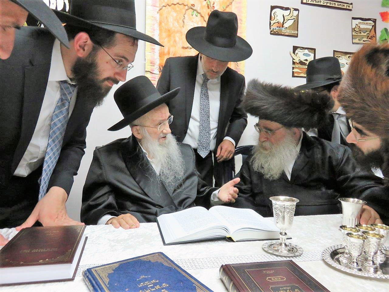 זקן המשגיחים בסוכות והקפות שניות • צפו