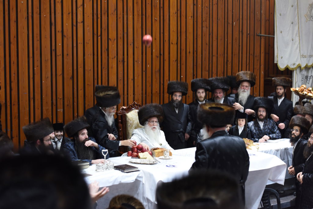 הרבי מצאנז בזריקת התפוחים