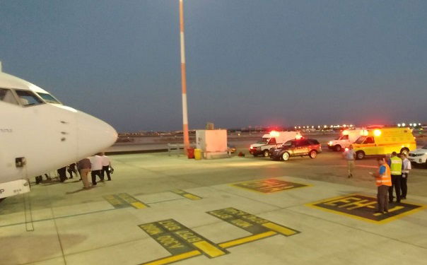 האמבולנס ממתין להורדת האישה מהמטוס