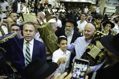 הקפות שניות המסורתיות בכפר חב"ד • צפו