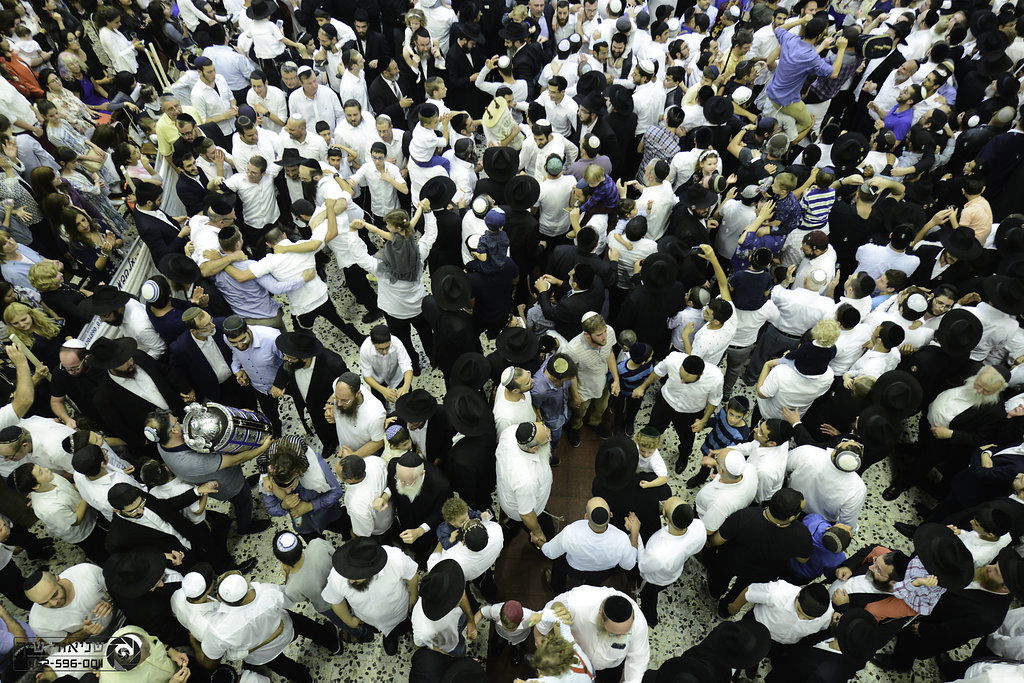 הקפות שניות המסורתיות בכפר חב"ד • צפו